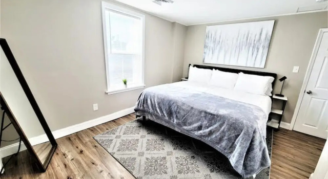 Апартаменты The Loft at Park Place - 3rd Floor Walk up King and Queen Beds Fast Wifi and Free Coffee