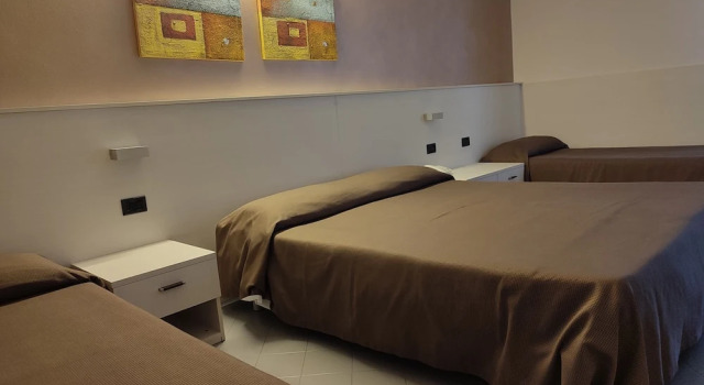 Четырёхместный номер Standard с балконом Albergo Al Cacciatore