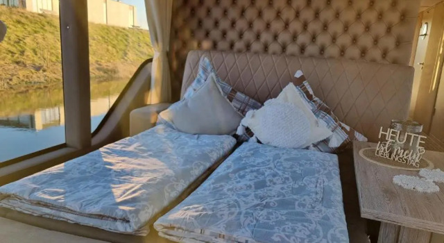 Luxe huisboot met 6 slaapplaatsen en airco in Limburg, Rezerwuj Hotel Hotele w Bruksela z parkingiem, Parking