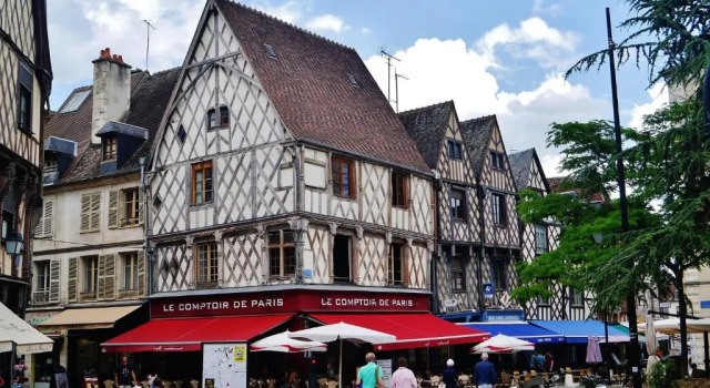 Les Volets Bleus - Refaits à neuf, deux appartements et un studio, Jardin, Boek Appartement Hotels in Centre met parkeren, Parkeren