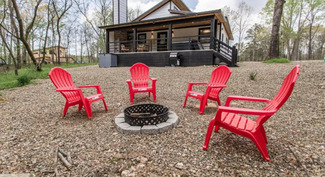 NEW! "Moonlight Rest" Luxury Couples Cabin, 1 Bdrm, 1 Bth, Sleeps 4 Hot tub, Boek Hotel Hochatown Oklahoma