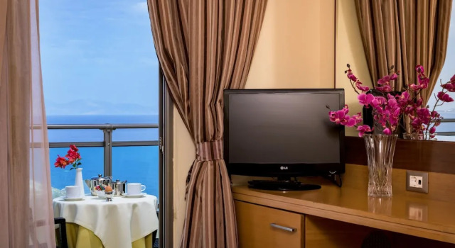 Двухместный номер Standard с балконом Manousos City Hotel
