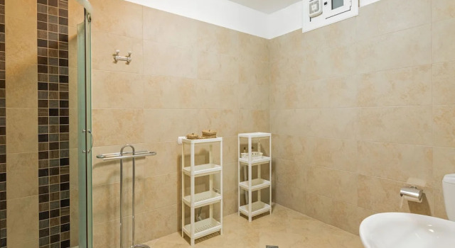 Spacious Villa in Saronida With Swimming Pool, Забронировать Вилла Коттеджи периферийной единицы Северных Афины, Коттедж