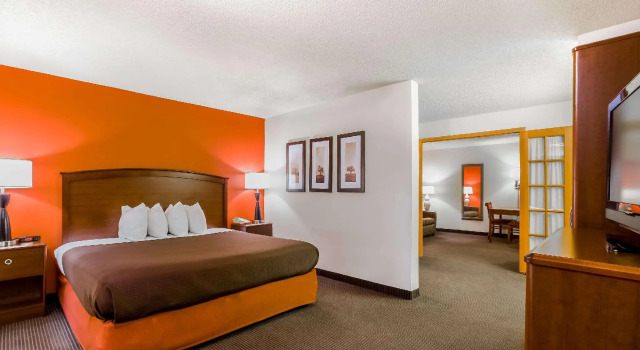 Двухместный люкс c 1 комнатой AmericInn by Wyndham Chamberlain Conference Center