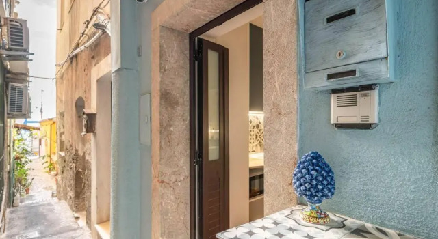 Salt Sea Cottage Taormina 10 meters from the sea, Book Vacation Home Hotels in Sicily with Parking, Parking