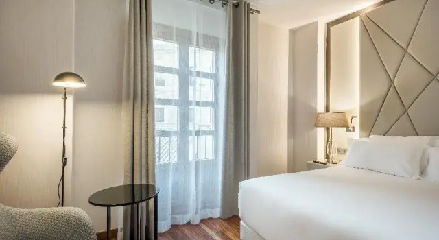 Номер Standard с балконом NH Collection Salamanca Palacio de Castellanos