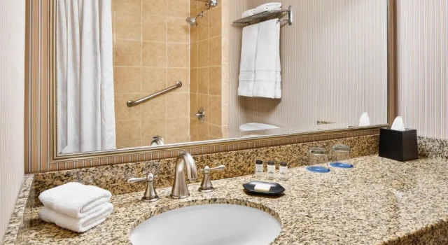 Четырёхместный номер Standard с видом на гавань Sheraton Inner Harbor Hotel