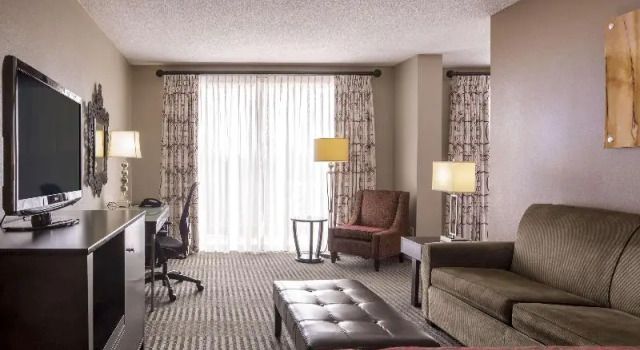 Номер Standard DoubleTree by Hilton Hotel Raleigh Brownstone University