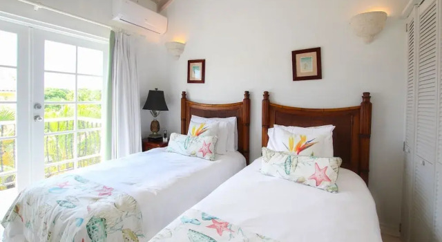 Relax Poolside At This Stylish Townhouse - Porters Gate 24 by BSL Rentals, Prenota Casa vacanze Hotel a Saint James con piscina, Piscina