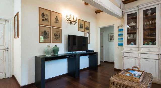 Exclusive villa with swimming pool and private park. The main part hosts 5 comfortable bedrooms (4 d-VILLA NINA
