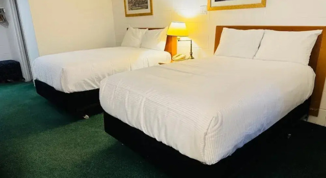 Четырёхместный номер Standard MOOSEJAW INN