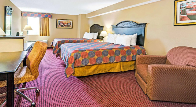 Четырёхместный номер Standard Days Inn & Suites by Wyndham Jeffersonville IN