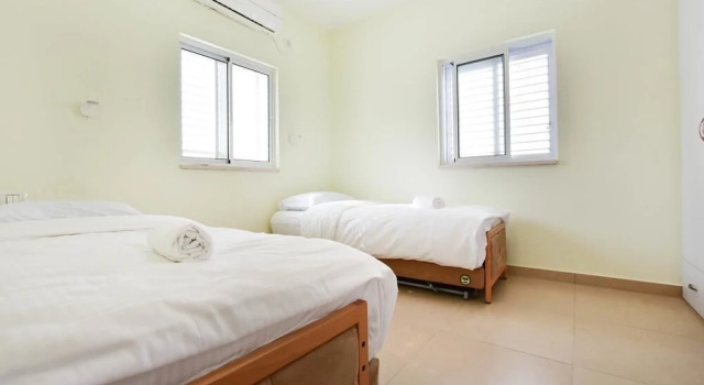 On Gordon Beach-Luxury- Stay at my Place, Забронировать Апартаменты/квартира Отели Тель-Авива с парковкой, рядом с Пляж Иерусалим, Парковка