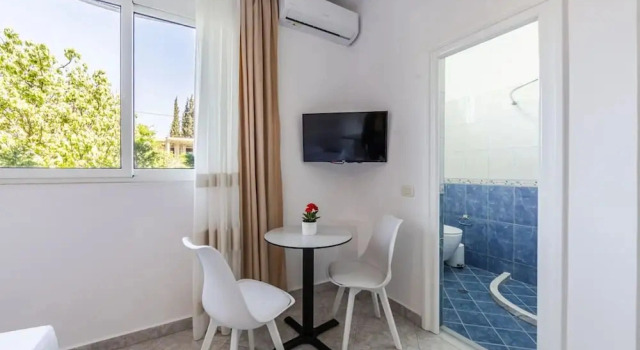 Коттедж Stylish Studio With Scenic Gardens Golem