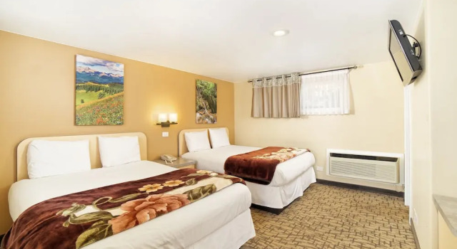 Четырёхместный номер Standard с балконом Glenwood Springs Inn
