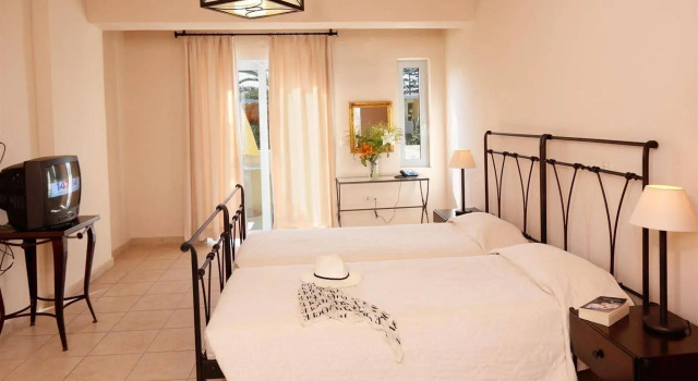 Lambrinos Suites