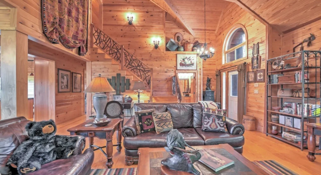 Dream Catcher: Luxe Cabin w/ Large Deck + Mtn View, Забронировать Дом для отпуска Сапфир Аппалачи