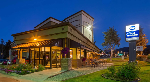Кровать в общем номере Best Western Alpenglo Lodge