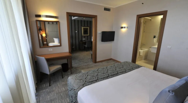 Двухместный люкс с балконом Holiday Inn Skopje by IHG