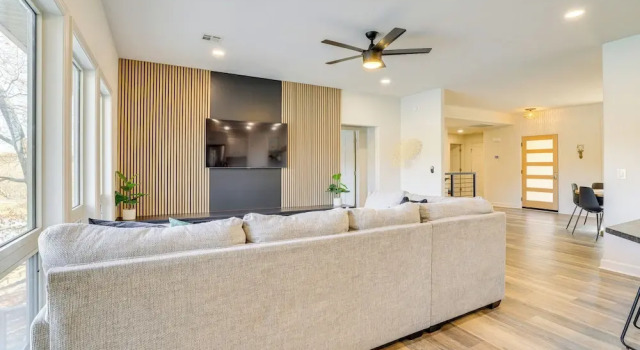 Lakefront Retreat w/ Game Room in Bella Vista!, Забронировать Отель Отели в центре Белла-Виста, в центре