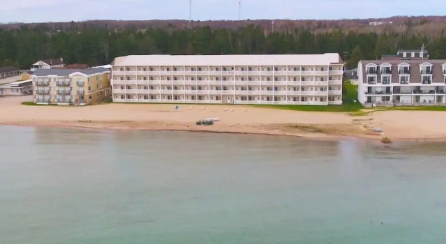 Mackinaw Beach and Bay Inn & Suites, Забронировать Отель СПА-отели Макино-Сити, рядом с Гольф-клуб Animal Tracks Adventure, SPA-услуги