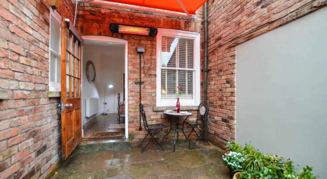 Апартаменты Al-Fresco Apartment - 1 FREE PRIVATE PARKING SPACE - 60 SECOND WALK 2 MINSTER!