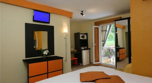 Terroir des Baies Roses - Moka, Book Pension Pointe aux Canonniers 