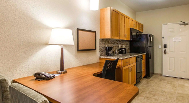 Четырёхместный номер Standard MainStay Suites Stanley