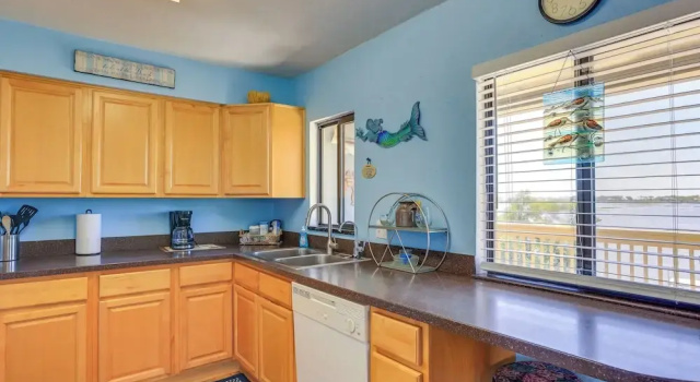 Апартаменты с 2 комнатами Waterfront Cedar Key Duplex Home: Grill & Dock!