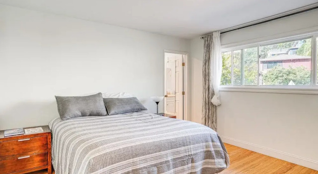 Charming Oakland Home w Fireplace & Deck, Забронировать Отель Окленд Область залива Сан-Франциско