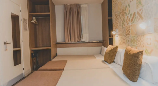 Трёхместный номер Hostal Marenostrum