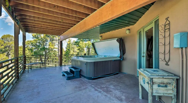 Коттедж с 4 комнатами с балконом Large Ruidoso Home w/ Stunning Views & Hot Tub!