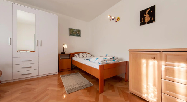 Apat 2 bedrooms, a bathroom, a kitchen,living room