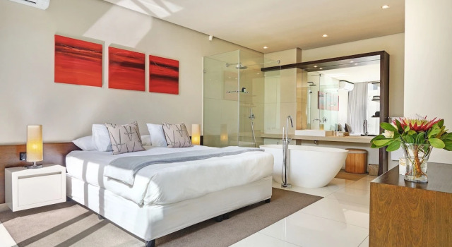 Luxury 5-star Private 4-bed Villa With Pool and Views Close to Camps Bay Beach, Забронировать Вилла Отели Cape Peninsula с бассейном, Бассейн