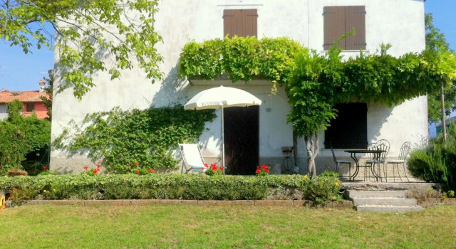 Scenic Holiday Home in Pastrengo near Lazise Lake & City Center