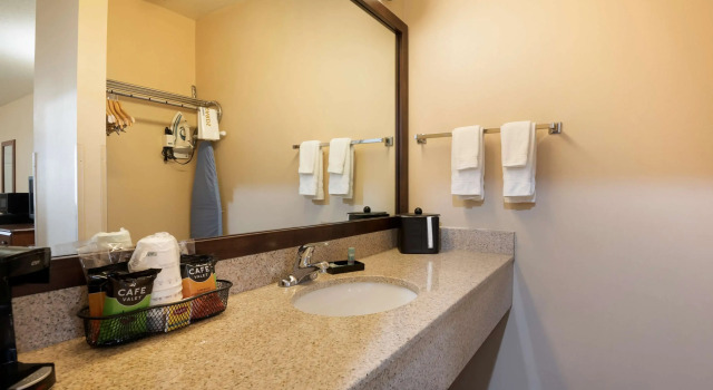 Четырёхместный номер Standard SureStay Hotel by Best Western Fernley