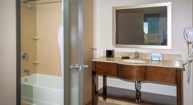 Двухместный люкс с видом на воду Hampton Inn & Suites Suisun City Waterfront