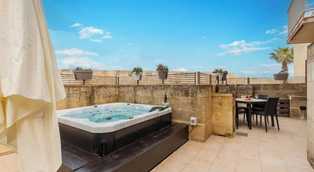 Семейный коттедж с видом на гавань Harbour Views Gozitan Villa Shared Pool - Happy Rentals