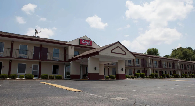 Кровать в общем номере Red Roof Inn & Suites Jackson, TN