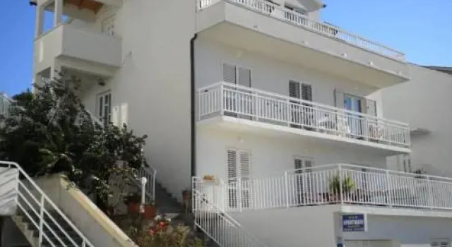 Apartments Radonic, Prenota Appartamento Città di Lesina 