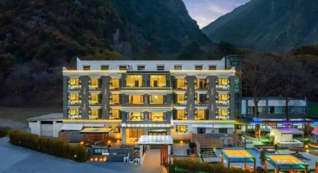 Qinghe Ruijin Private Soup Hot Spring Hotel (Li County Bipenggou Scenic Area Store), Prenota Hotel Ngawa Cina