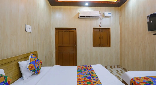 Семейный номер Standard FabHotel Shree Ram Aadhar 900 Mtr from Ram mandir