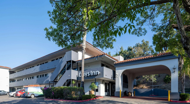 Days Inn by Wyndham Encinitas Moonlight Beach, Забронировать Мини-отель Энсинитас San Diego County, рядом с Мунлайт-Стейт-Бич