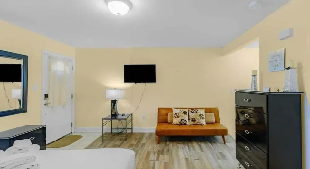 Oak Shores Studio 13