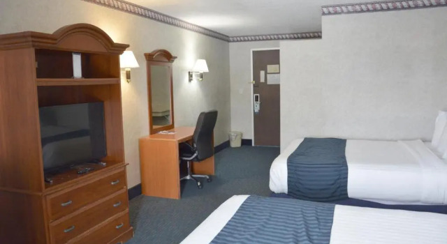 Четырёхместный номер Standard Travelodge by Wyndham Milwaukee