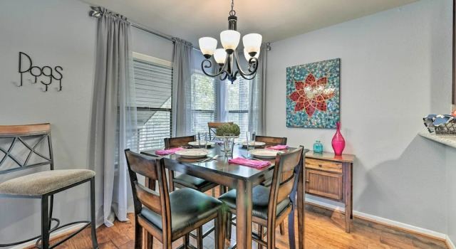 Апартаменты Cozy Woodlands Townhome w/ Deck Near Market Street