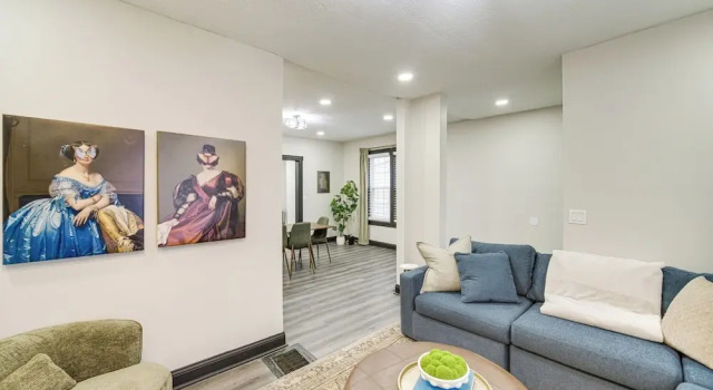 4 Mi to Dtwn: Modern Retreat w/ Yard in Cleveland, Забронировать Дом для отпуска Коттеджи Кливленда, рядом с Кливлендский музей естественной истории, Коттедж