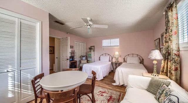 Binky's Nest, Забронировать Отель Фредериксберг Texas Wine Country, рядом с Театр Rockbox