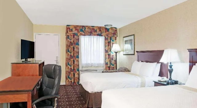 Четырёхместный номер Standard Days Inn by Wyndham Shenandoah