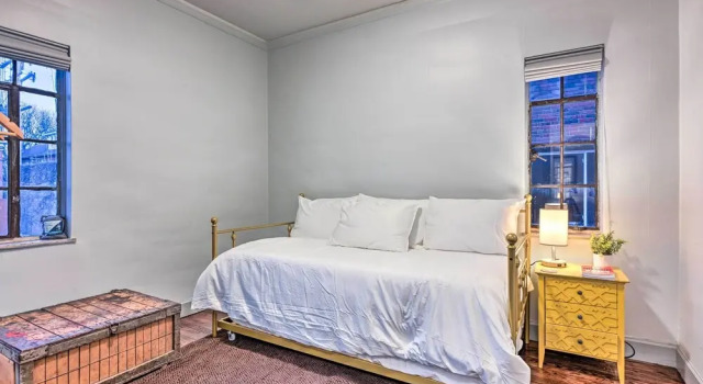Апартаменты с 3 комнатами с балконом Detroit Vacation Rental: 8 Mi to Downtown!